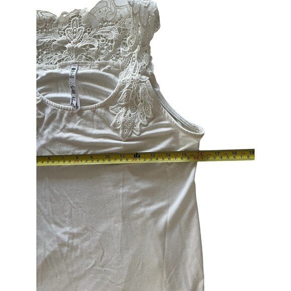 Leo & Nicole Women's Crochet Tank Top White Stretch USA Size Medium - Picture 3 of 8